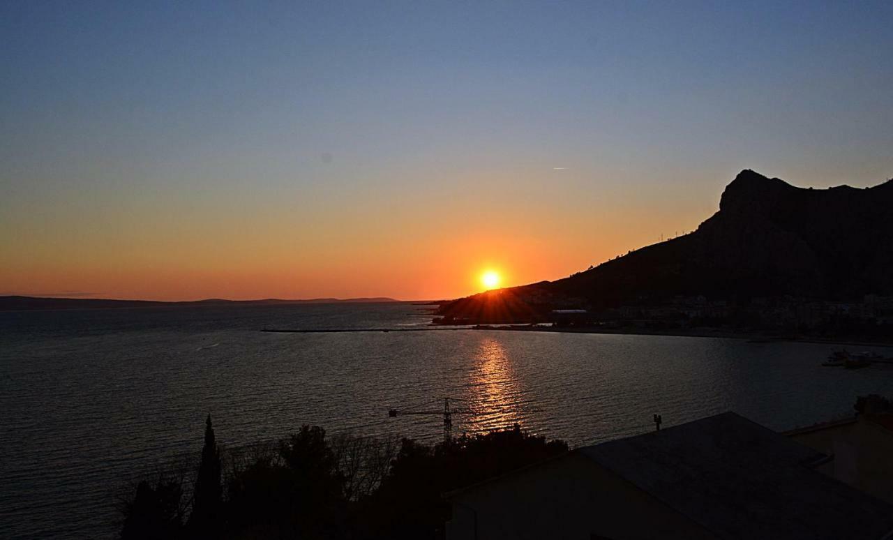 Cosy Sunset Apartment Omiš Esterno foto